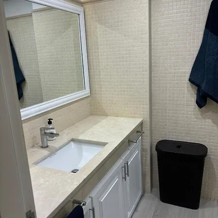 Bryson Gigantes Lejlighed *