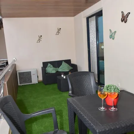 Bryson Gigantes Lejlighed *