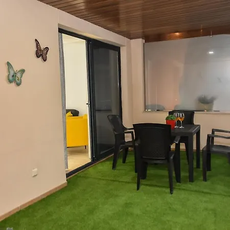 Bryson Gigantes Lejlighed *